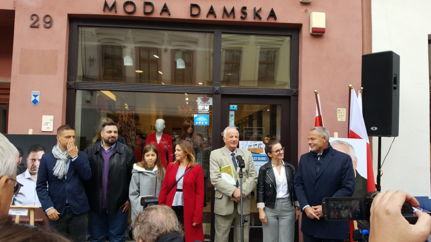 Nowe autografy na ul. Długiej! Swoje podpisy odsłonili bracia Sekielcy, Jan Rulewski i Antoni Tokarczuk [ZDJĘCIA, WIDEO]