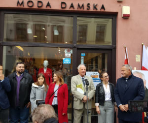 Nowe autografy na ul. Długiej! Swoje podpisy odsłonili bracia Sekielcy, Jan Rulewski i Antoni Tokarczuk [ZDJĘCIA, WIDEO]