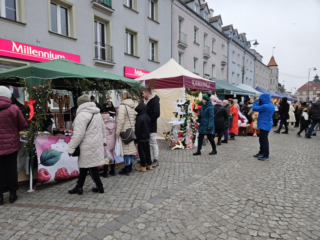Jarmark Świąteczny w Biskupcu. Na scenie wystąpił zespół Arka Noego [ZDJĘCIA]
