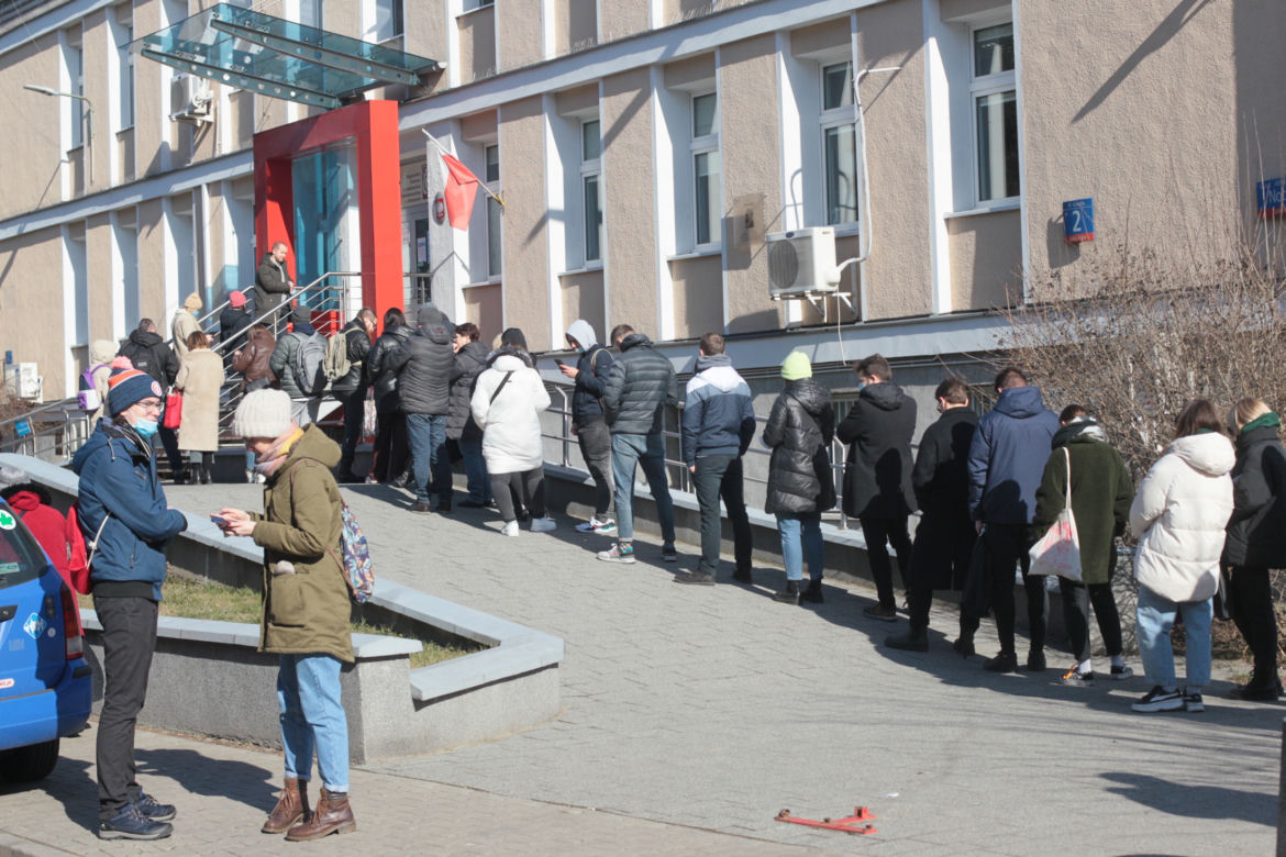 Olbrzymie kolejki przed centrum krwiodawstwa. Polacy oddają krew na potęgę!