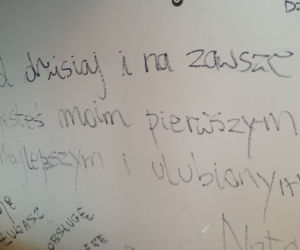 Takie wyznania zostawiają na ścianach klientki salonu!