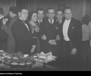 Sylwestrowe bale w II RP. Elegancja, szampan i mazur o północy