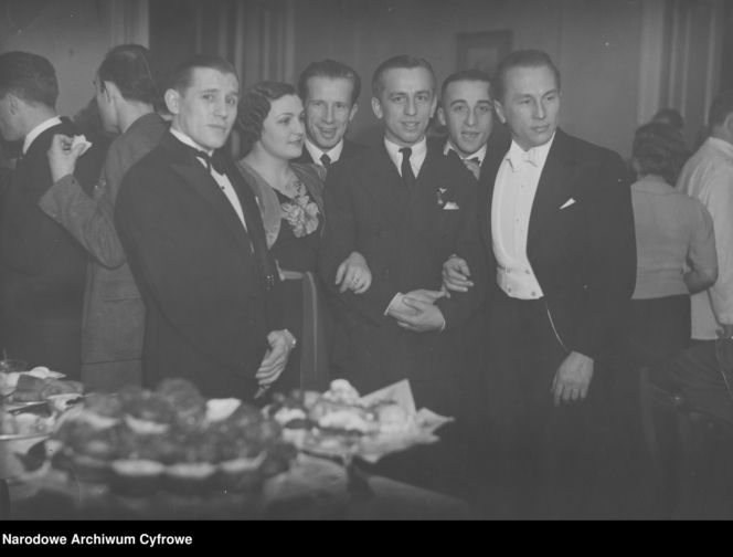 Sylwestrowe bale w II RP. Elegancja, szampan i mazur o północy