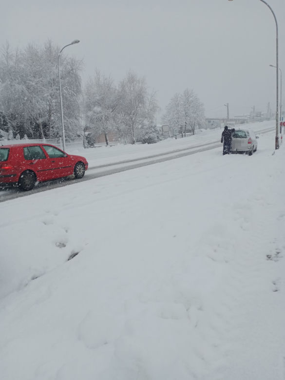 Opady śniegu PARALIŻUJĄ drogi. DRAMAT na drogach Podkarpacia [ZDJĘCIA INTERNAUTÓW]