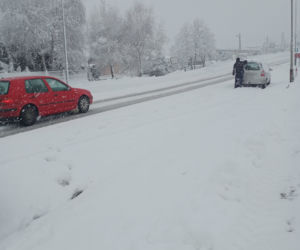 Opady śniegu PARALIŻUJĄ drogi. DRAMAT na drogach Podkarpacia [ZDJĘCIA INTERNAUTÓW]