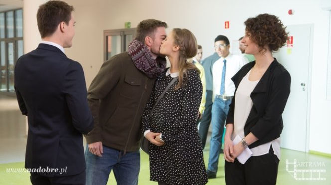 Na dobre i na złe odc. 556 Ola (Anna Karczmarczyk), Janek (Krzysztof Kwiatkowski), Klaudia (Julia Wyszyńska), Przemek Zapała (Marcin Rogacewicz)