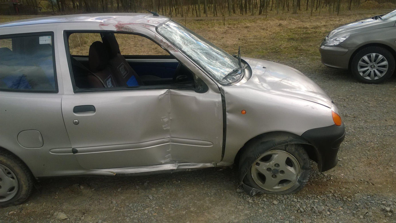 Pechowy wtorek na drogach. Ciężarówka zaparkowała w domu, seicento na przystanku