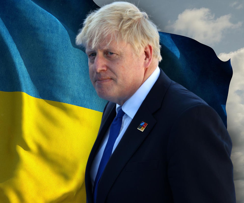 Boris Johnson na tle flagi Ukrainy i nieba. O jego apelu o wsparcie dla Ukrainy przeczytasz w serwisie Eska.