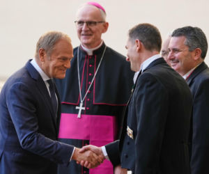 Tusk wręczy papieżowi Leonowi XIV Pięcioksiąg Mojżesza po kaszubsku. To nie przypadek! 