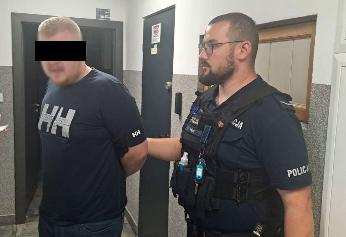Pijany 28-latek zaatakował przypadkowych ludzi na ulicy. Groził bronią i dusił