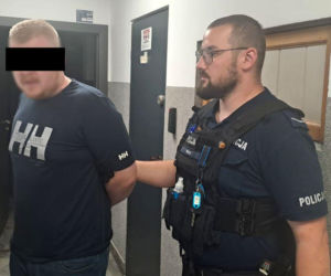 Pijany 28-latek zaatakował przypadkowych ludzi. Groził bronią i zmusił do klęczenia