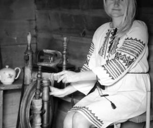 Marzenia trzeba realizować. Monika Dygas realizuje je krok po kroku. Chata Szeptuchy już stoi