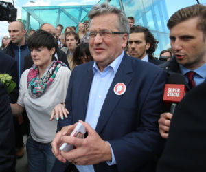 PLATFORMA ZRZUCA WINĘ NA KOMOROWSKIEGO