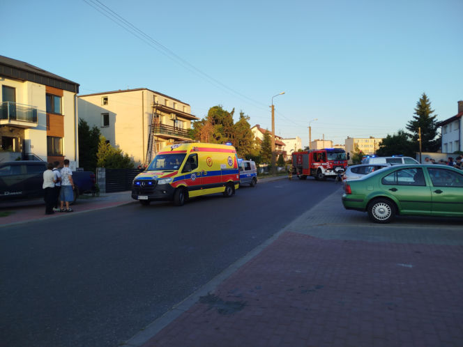 Dziecko wypadło z pierwszego piętra szeregowca przy ul. Chełmońskiego w Siedlcach