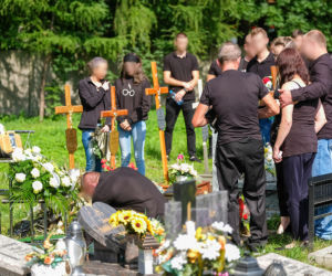 Ukochany wrzucił Basi pierścionek zaręczynowy do grobu