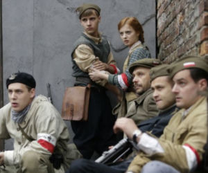 Czas honoru 7 sezon odc. 2. Bronek (Maciej Zakościelny), Janek (Antoni Pawlicki), Irena (Weronika Humaj), Apacz (Maciej Musiał), Adam (Stefan Pawłowski)