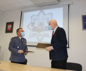 Porozumienie toruńskiej policji z Urzędem Miasta. Prezydent i komendant podpisali umowę
