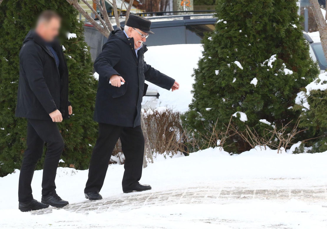Lech Wałęsa ślizga się na chodniku w drodze do kościoła