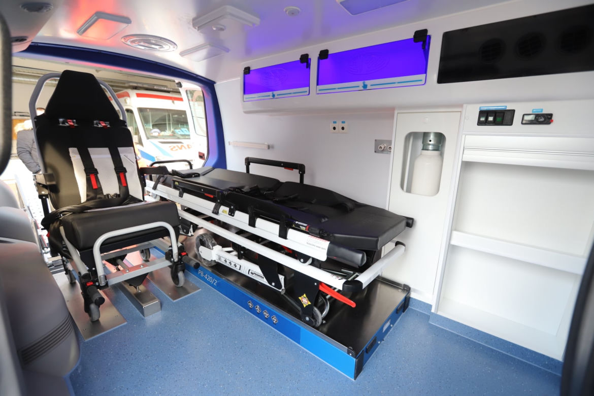 Szpital w Lesznie ma nową karetkę transportową. Zastąpi inną, wysłużoną