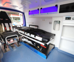 Szpital w Lesznie ma nową karetkę transportową. Zastąpi inną, wysłużoną