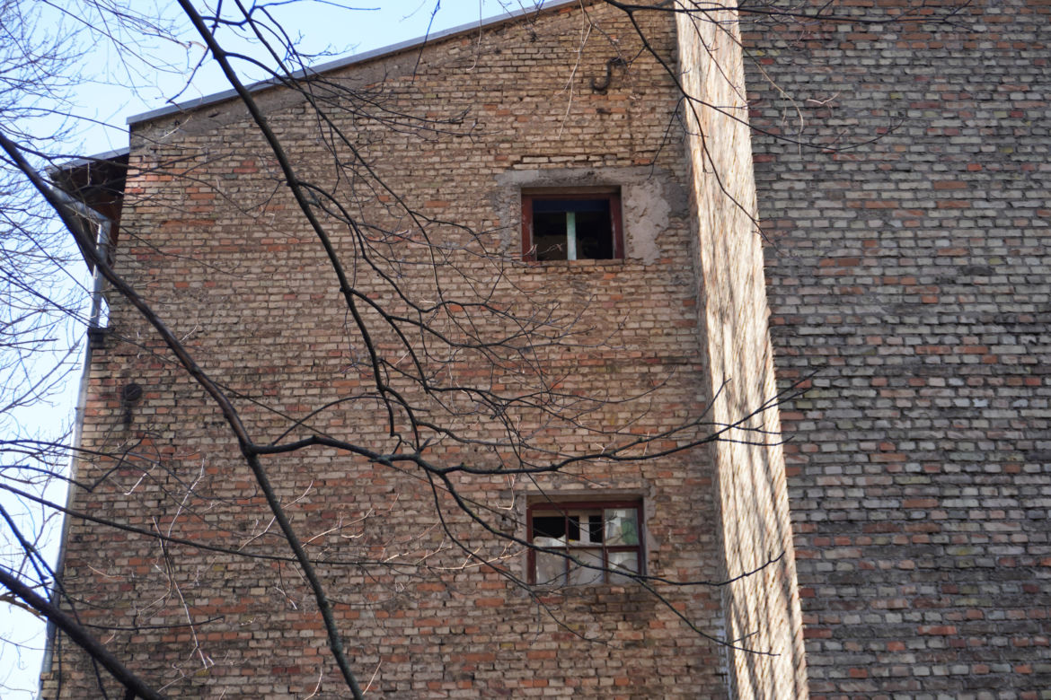 Opuszczona fabryka włókiennicza w Białymstoku. Niszczejące budynki niedaleko centrum miasta