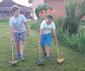 Ptaki Klepaki ciągle jeżdżą po podwórku Jana Dudziaka z Brzózy Stadnickiej 