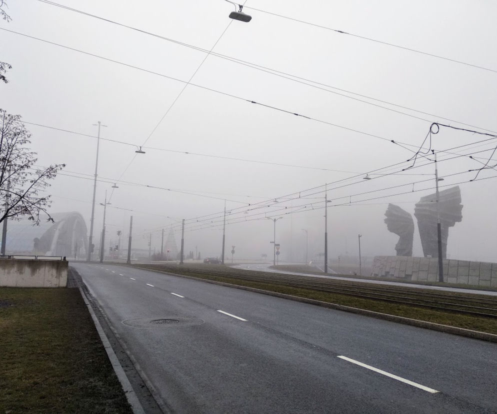Mgły w woj. Śląskim. IMGW ostrzega też przed oblodzeniami [ZDJĘCIA]