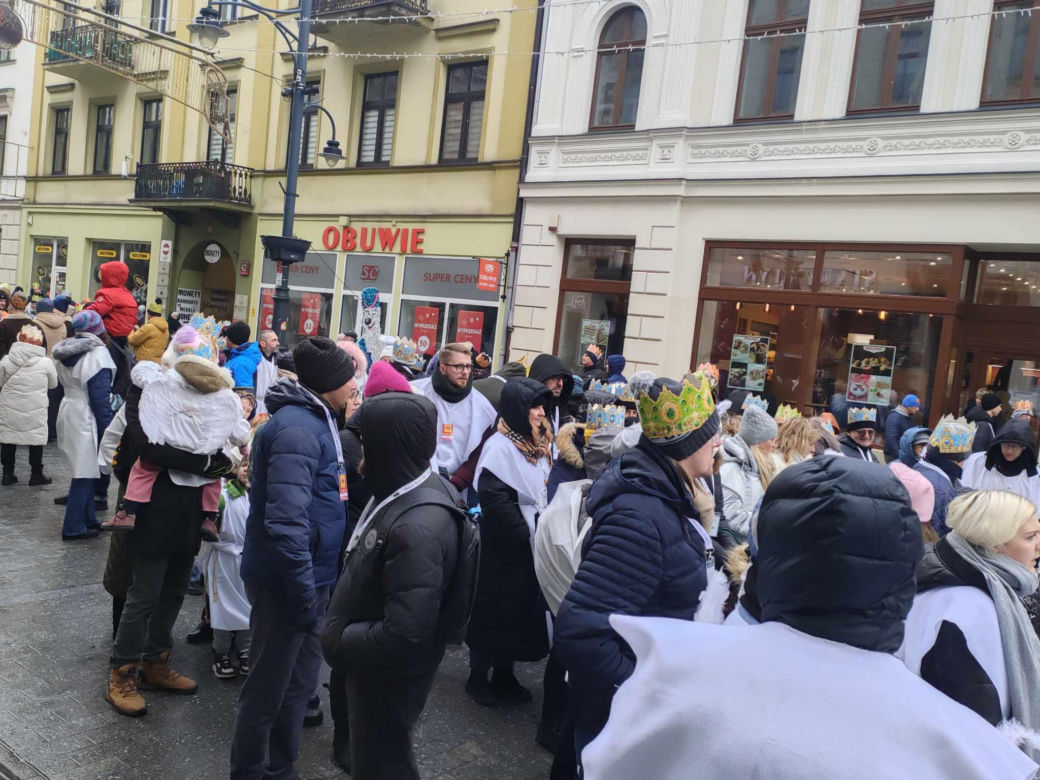 Kolorowy Orszak Trzech Króli w Łodzi. W centrum miasta pojawiło się mnóstwo osób [ZDJĘCIA]