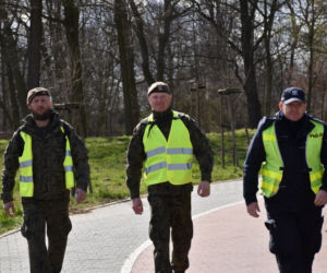 Koronawirus w Kaliszu. Policjanci i żołnierze Wojsk Obrony Terytorialnej wspólnie patrolują ulice [ZDJĘCIA]