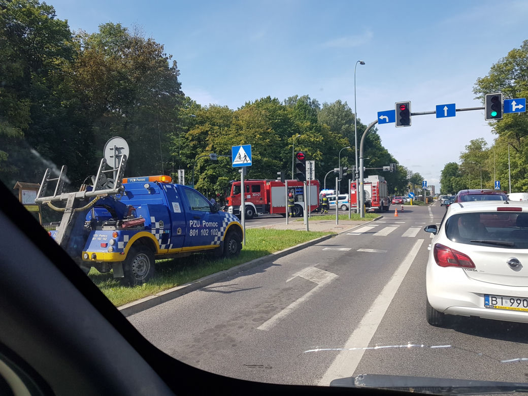Białystok. Wypadek na skrzyżowaniu ul. 11 Listopada/ul. Zwierzyniecka. Trzy osoby ranne