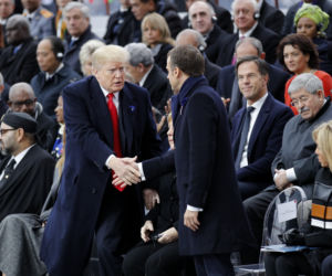 Święto pokoju w Paryżu. Trump w żelaznym uścisku Macrona.