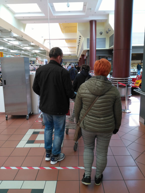 Toruń. Ogromna kolejka do hipermarketu