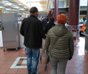 Toruń. Ogromna kolejka do hipermarketu