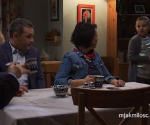M jak miłość odcinek 1427, Basia (Maja Wudkiewicz), Marysia (Małgorzata Pieńkowska), Artur (Robert Moskwa)