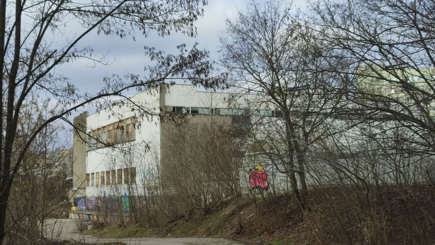 Uniwersam w centrum Torunia. Teren przestanie straszyć?