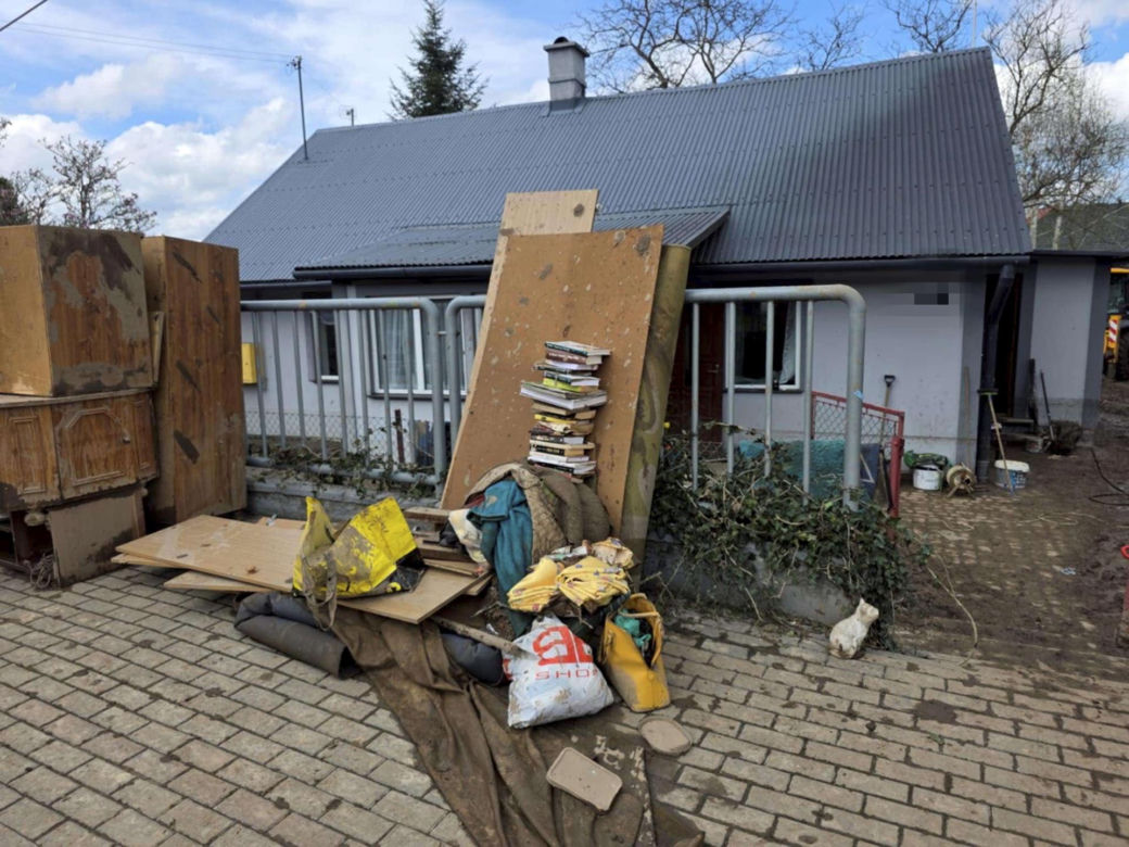 Woda wlewała się oknem do mieszkania