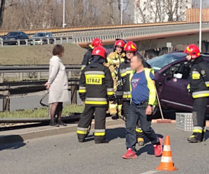 Auto zawisło na barierkach. Groźny wypadek na trasie Siekierkowskiej