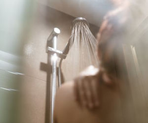 Przez korzystanie ze wspólnych urządzeń sanitarnych. 