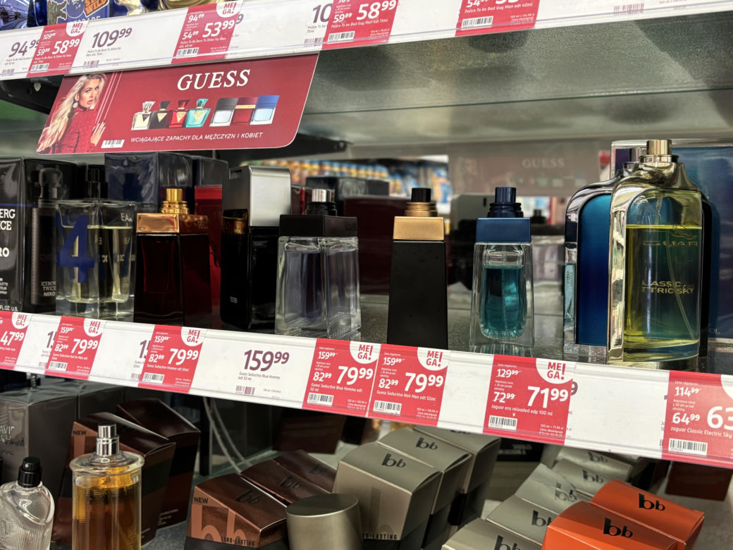 Wyprzedaż perfum w Rossmannie