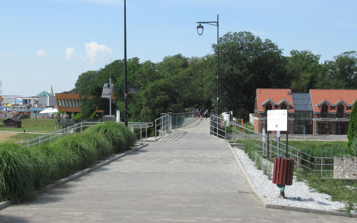 To najpiękniejsze uzdrowisko w woj. łódzkim. Turyści zachwycają się unikatowym zamkiem