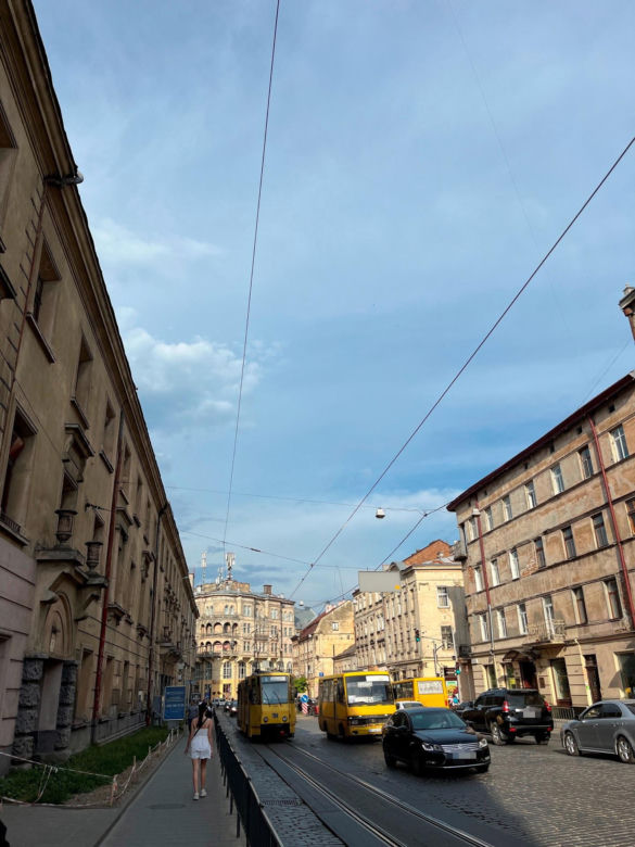 Tak wygląda wojenna rzeczywistość na ulicach Lwowa. Gdy wyją syreny, nikt już nie reaguje. "Boimy się, ale trzeba żyć"