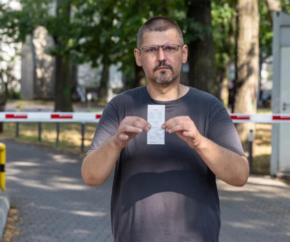 Lekarze ratowali mu życie, parking zabrał pół wypłaty. Jak to się stało?