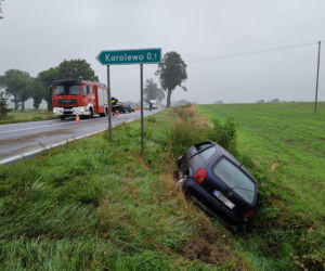 Zderzenie dwóch aut w Karolewie! Jedna osoba trafiła do szpitala [ZDJĘCIA]