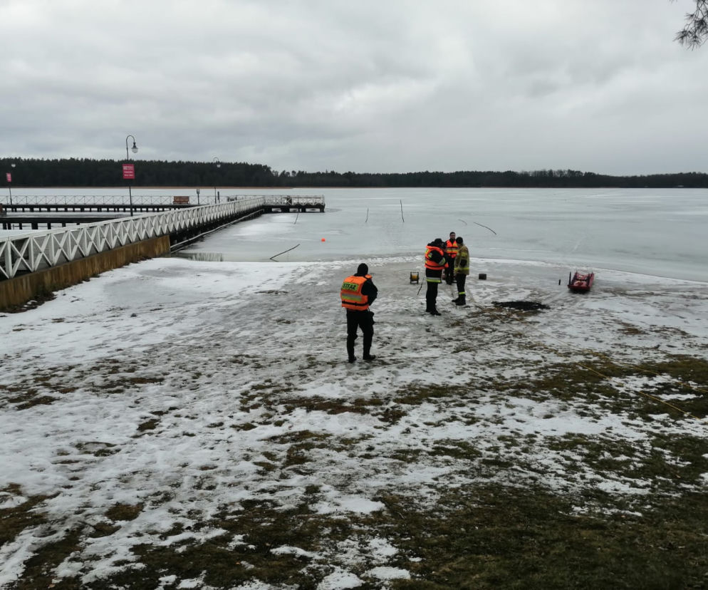 Augustów. Wędkarz łowił na zamarzniętym jeziorze. Nagle załamał się pod nim lód