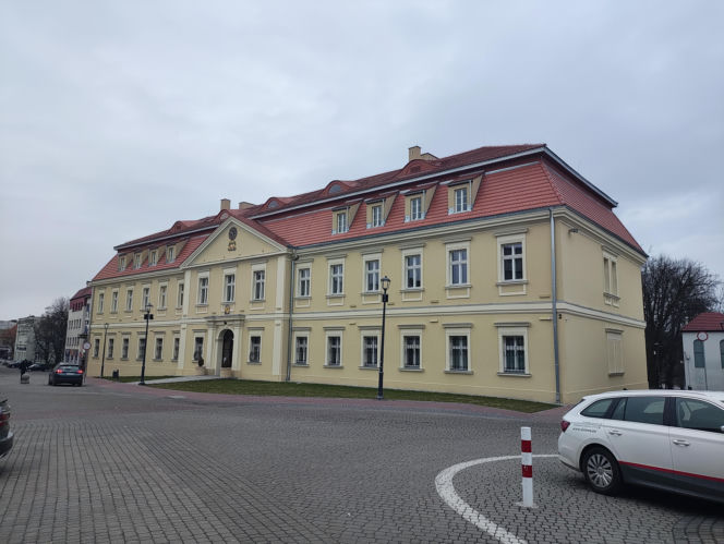 To miasto ma jeden z najstarszych rynków na Śląsku. Zachwyca zabytkowymi kamienicami i ratuszem