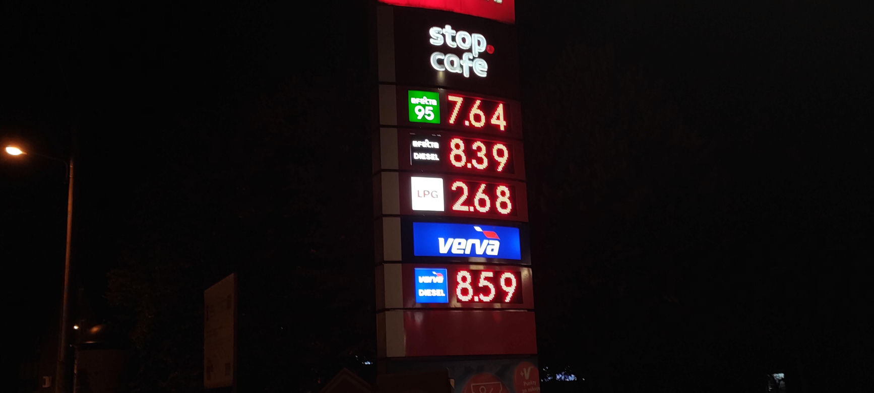 Kolejki na stacjach i brak paliwa. Tak wyglądała ostatnia noc z „CPN”. Po północy ceny poszły w górę