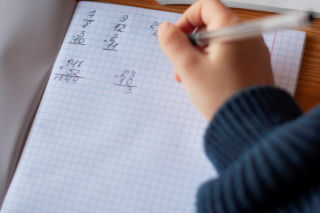 Ile to jest (50−25)x2+16:4=? To proste działanie wielu sprawia problemy