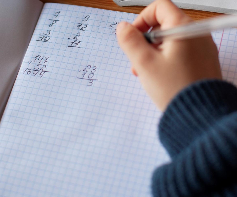 Ile to jest (50−25)x2+16:4=? To proste działanie wielu sprawia problemy