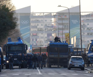Protesty przeciwko IO w Mediolanie. Starcia z policją