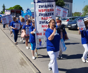 Strajk pielęgniarek i położnych w Olsztynie. Relacja z protestu [ZDJĘCIA]
